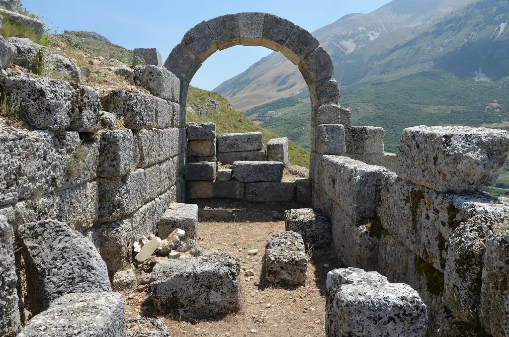 Ubicado majestuosamente en la costa jónica de Albania, el parque arqueológico y la ciudad iliria de Amantia son un testimonio cautivador de la historia antigua.